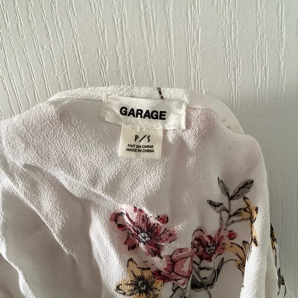 White with yellow and red flowers tie up short sleeve top - Picture 3 of 3